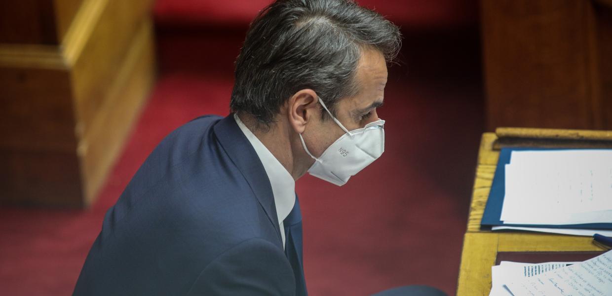 Ο Κυριάκος Μητσοτάκης στην ολομέλεια στη Βουλή με μάσκα