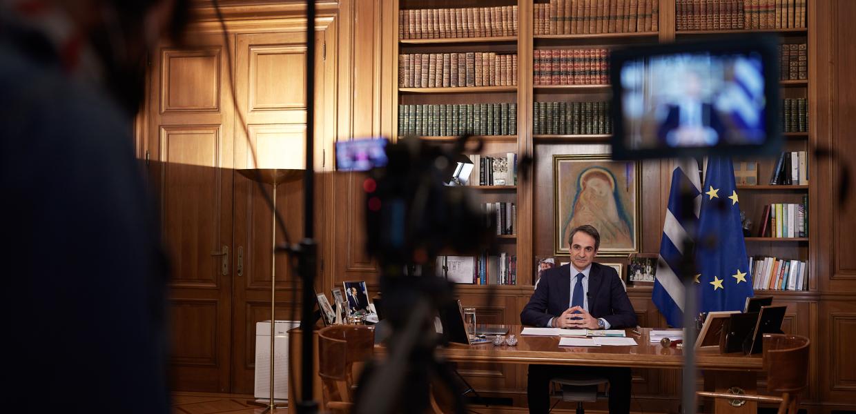 Κάμερα στο Μαξίμου για τη συνέντευξη του Κυριάκου Μητσοτάκη στο CNN