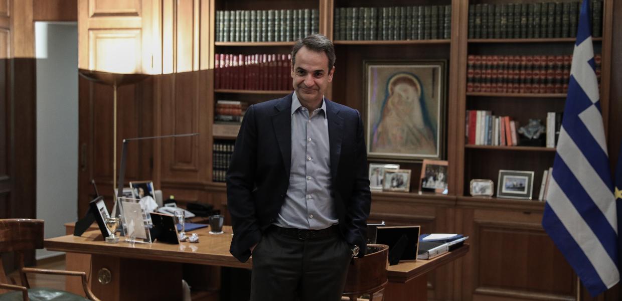 Ο Κυριάκος Μητσοτάκης στο γραφείο του στο Μέγαρο Μαξίμου