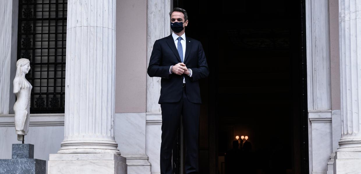 Ο Κυριάκος Μητσοτάκης στα σκαλιά του Μαξίμου