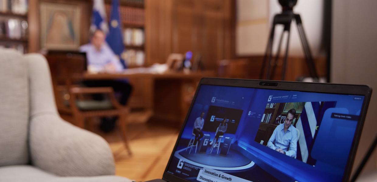 Ο Κυριάκος Μητσοτάκης στο Μέγαρο Μαξίμου μαζί με λάπτοπ 
