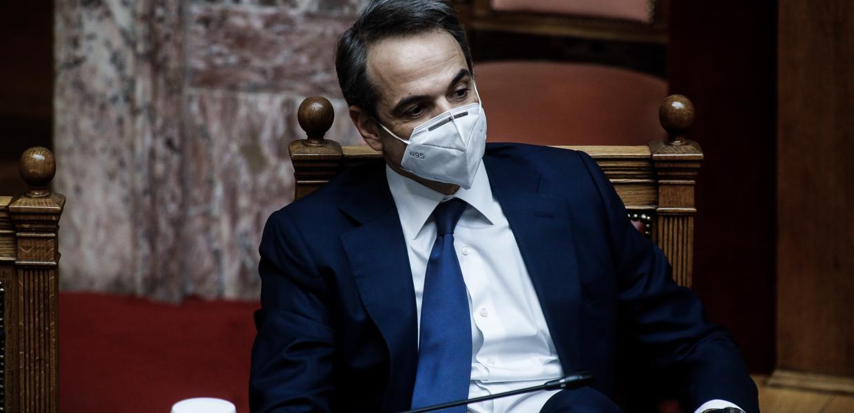 Ο Κυριάκος Μητσοτάκης κάθεται στη Βουλή)