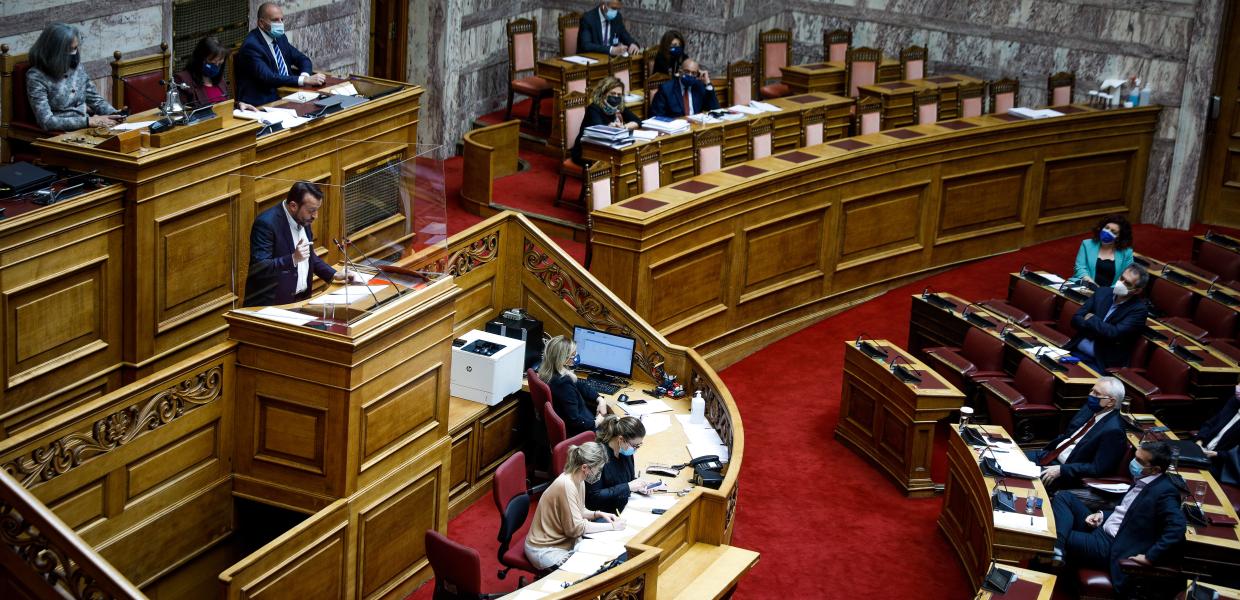 Ο Νίκος Παππάς στο βήμα της Βουλής