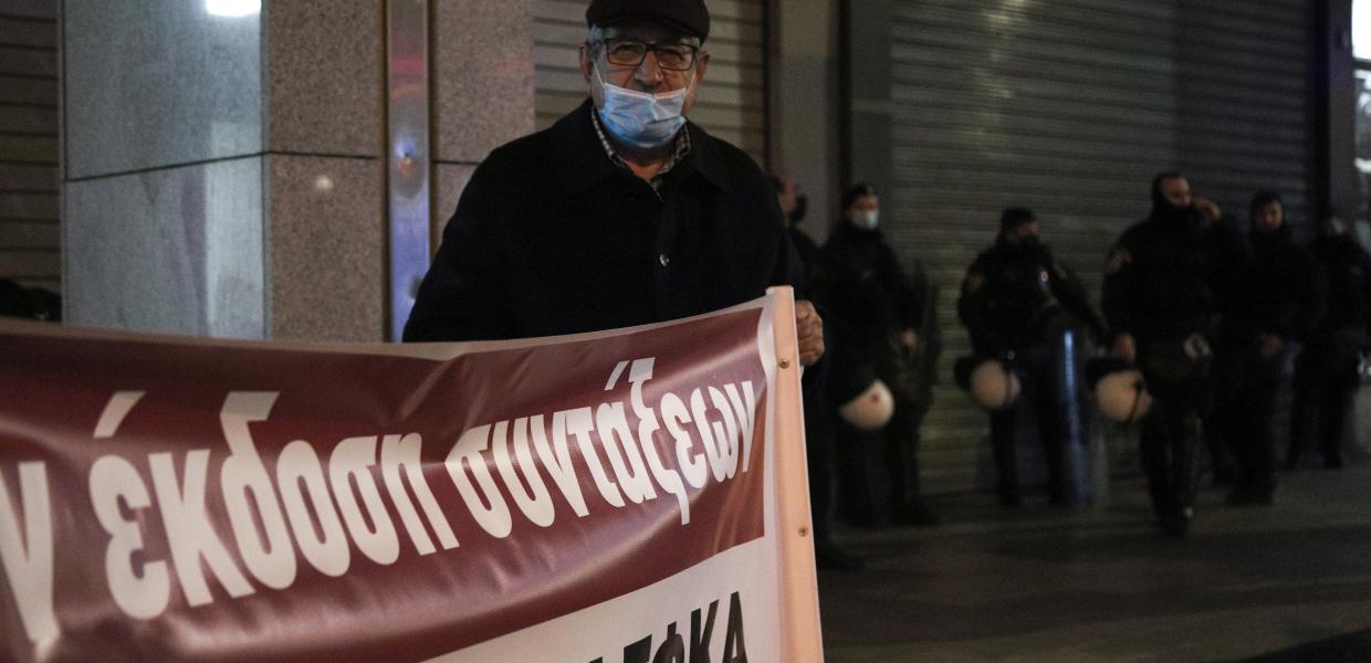 Συνταξιούχοι σε διαμαρτυρία έξω από το υπουργείο Οικονομικών