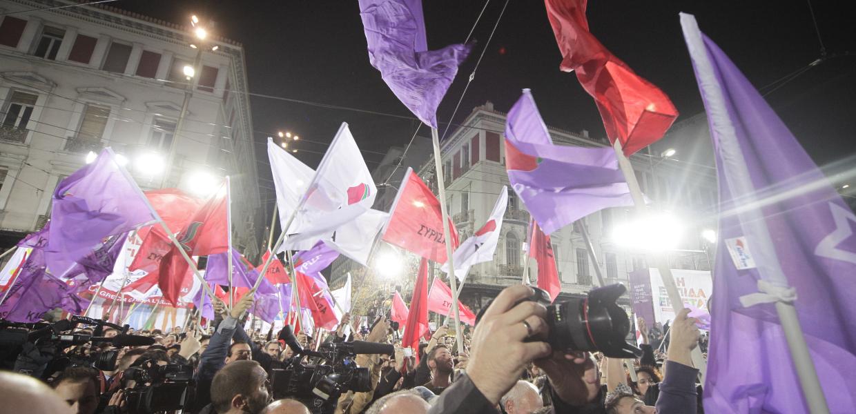 Σημαίες του ΣΥΡΙΖΑ από προεκλογική ομιλία του Αλέξη Τσίπρα