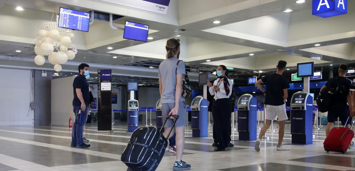 Τουρίστες στο αεροδρόμιο Μακεδονία