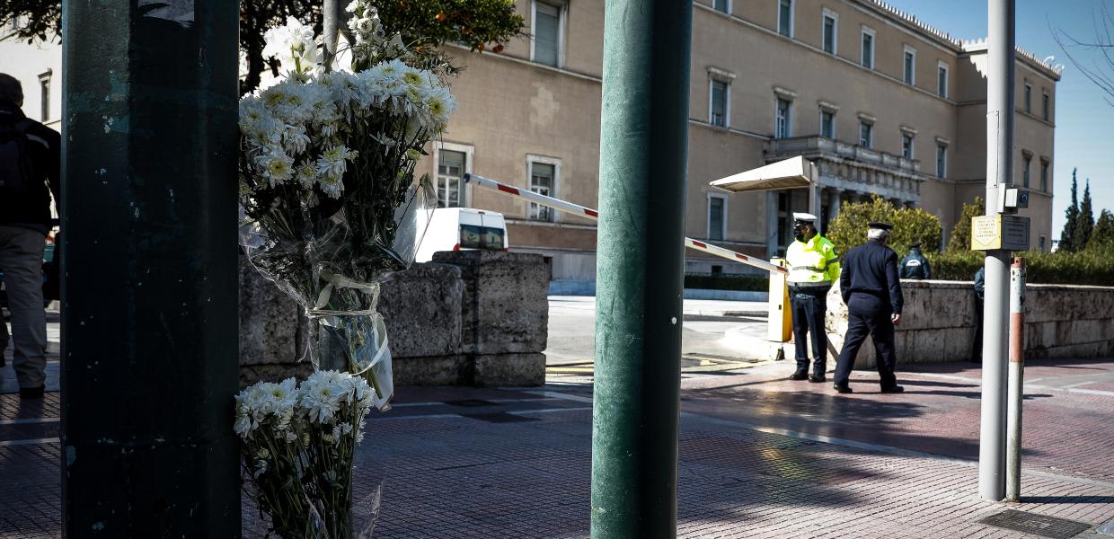 Λουλούδια έξω από τη Βουλή στο σημείο που έγινε το τροχαίο