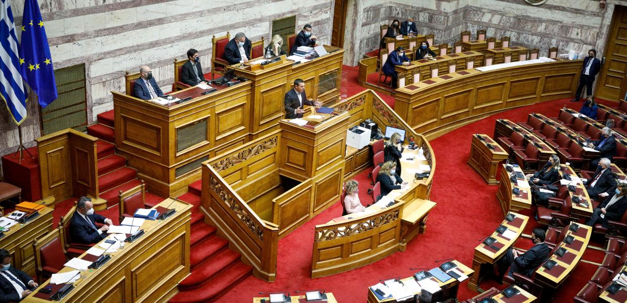 Η ολομέλεια της Βουλής και ο Αλέξης Τσίπρας στο βάθος