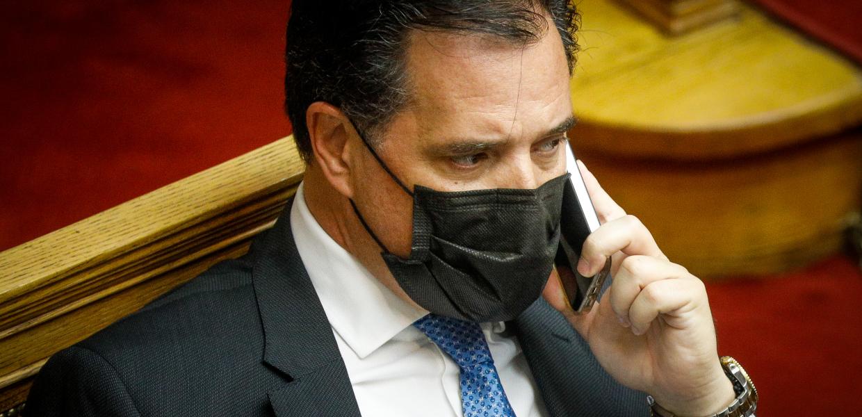 Ο Άδωνις Γεωργιάδης στη Βουλή με κινητό