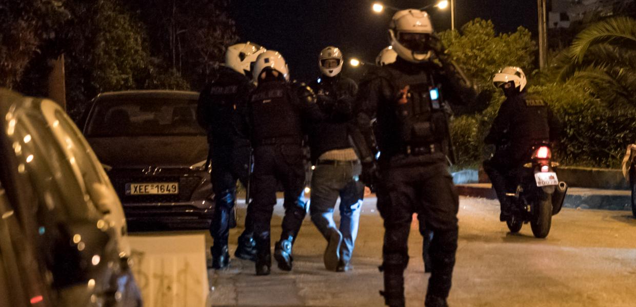 Αστυνομικοί στη Νέα Σμύρνη προσαγάγουν διαδηλωτή