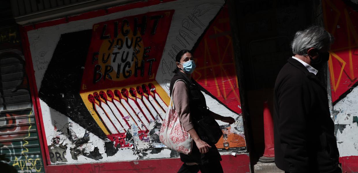Κόσμος στους δρόμους της Αθήνας εν μέσω lockdown