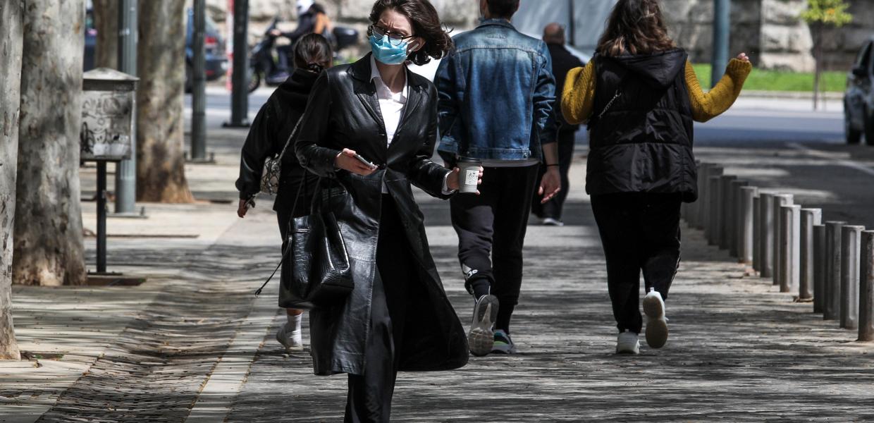 Κόσμος στην Αθήνα εν μέσω lockdown