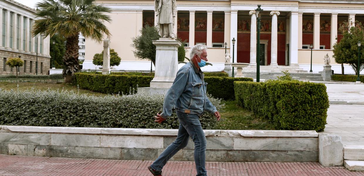 Ηλικιωμένος στην Αθήνα εν μέσω lockdown