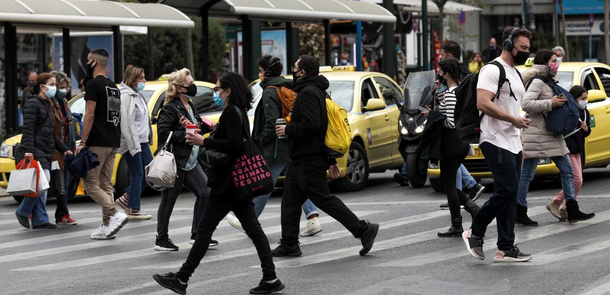 Κόσμος στο κέντρο της Αθήνας εν μέσω lockdown