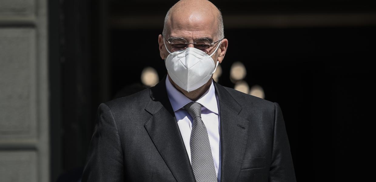 Ο Νίκος Δένδιας έξω από το υπουργείο Εξωτερικών