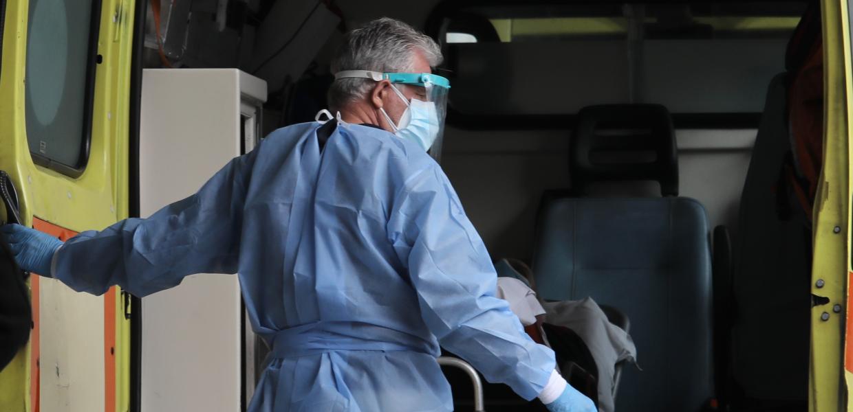 ΕΚΑΒ έξω από το νοσοκομείο Ευαγγελισμός
