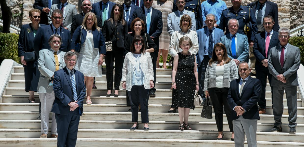 Ο Σωτήρης Τσιόδρας και η επιτροπή των λοιμωξιολόγων