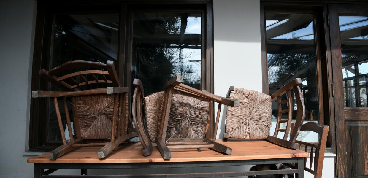 Καρέκλες σε κατάστημα εστίασης