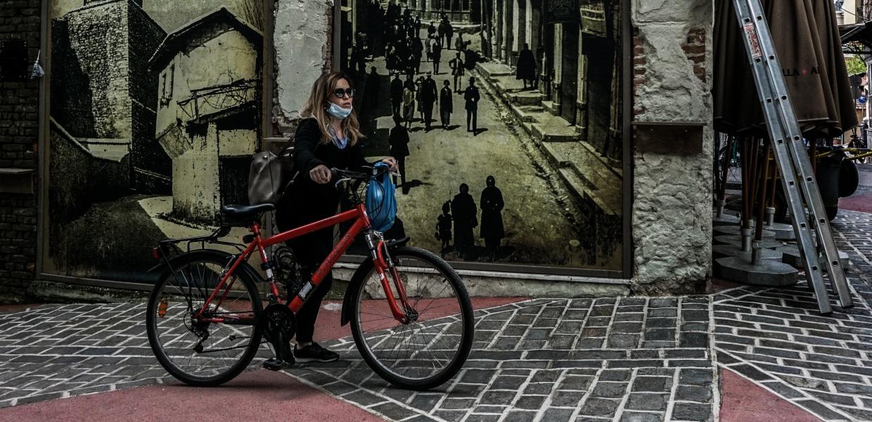 Γυναίκα με κοπέλα έξω από κατάστημα εστίασης