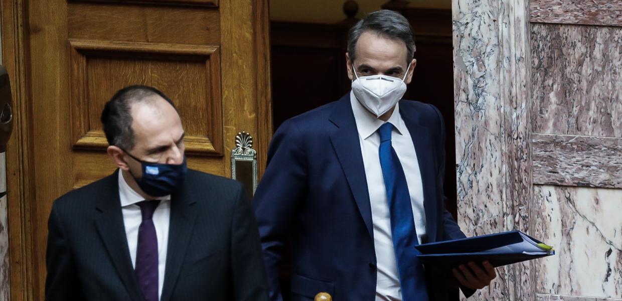 Γιώργος Γεραπετρίτης και Κυριάκος Μητσοτάκης στη Βουλή