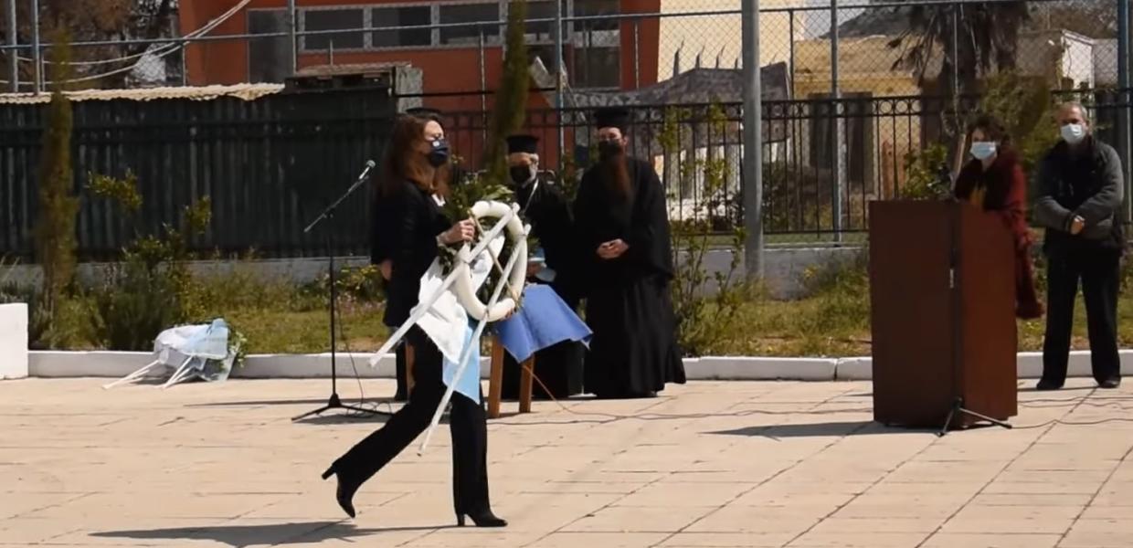 Η Νίνα Κασιμάτη καταθέτει στεφάνι