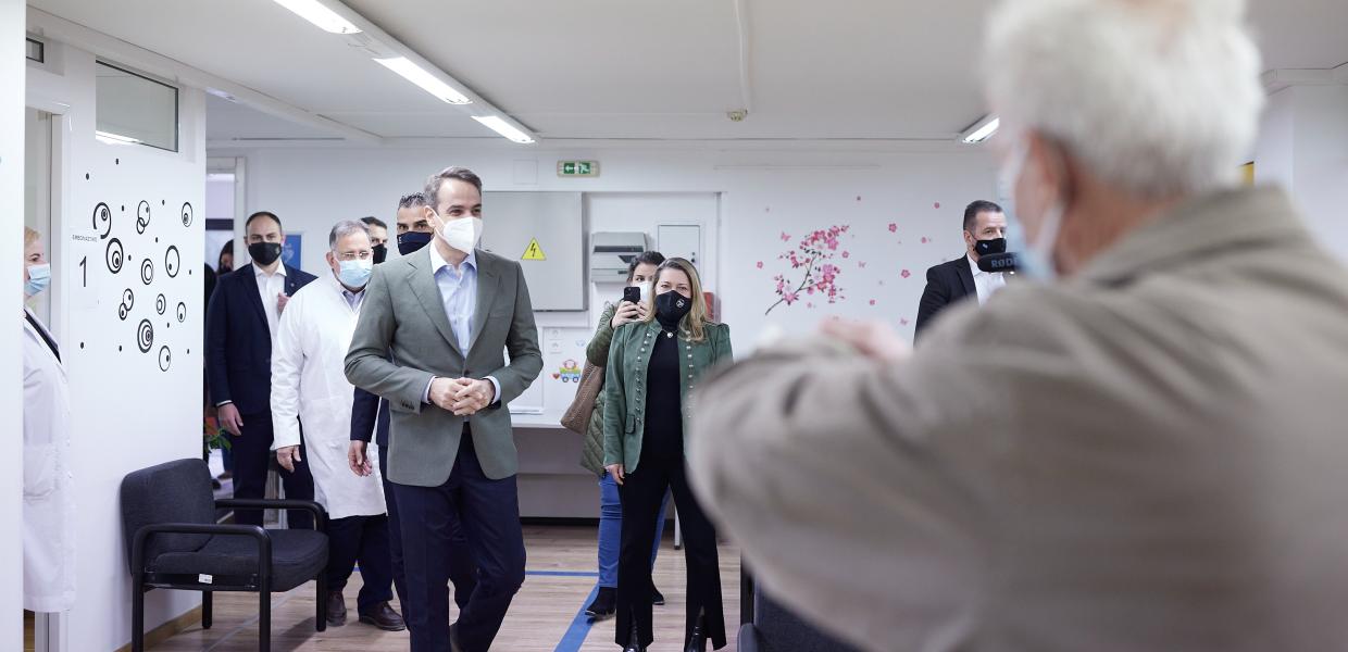 Ο Κυριάκος Μητσοτάκης σε εμβολιαστικό κέντρο
