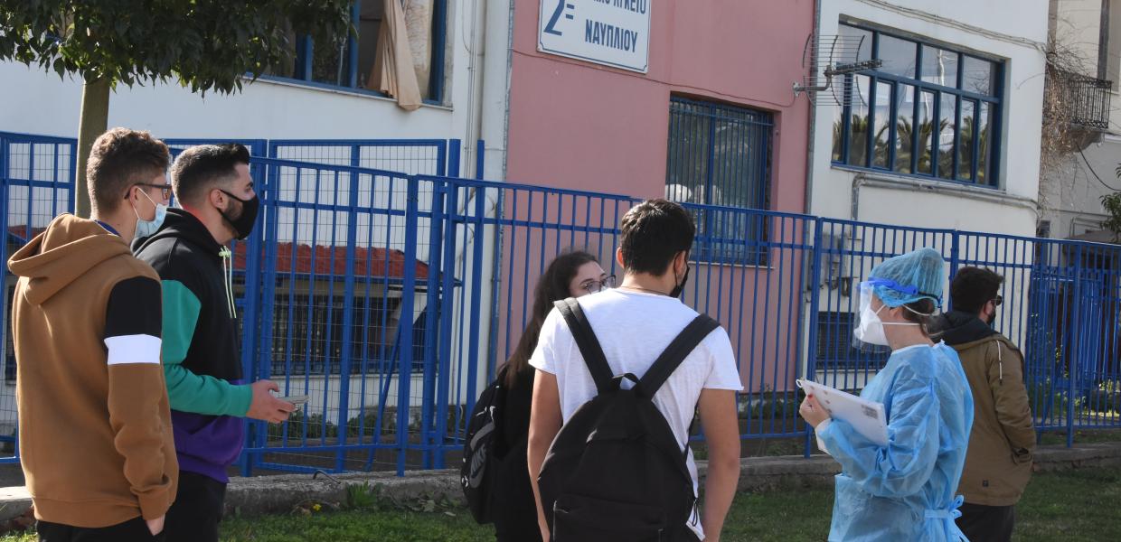 Τεστ κορωνοϊού έξω από σχολείο