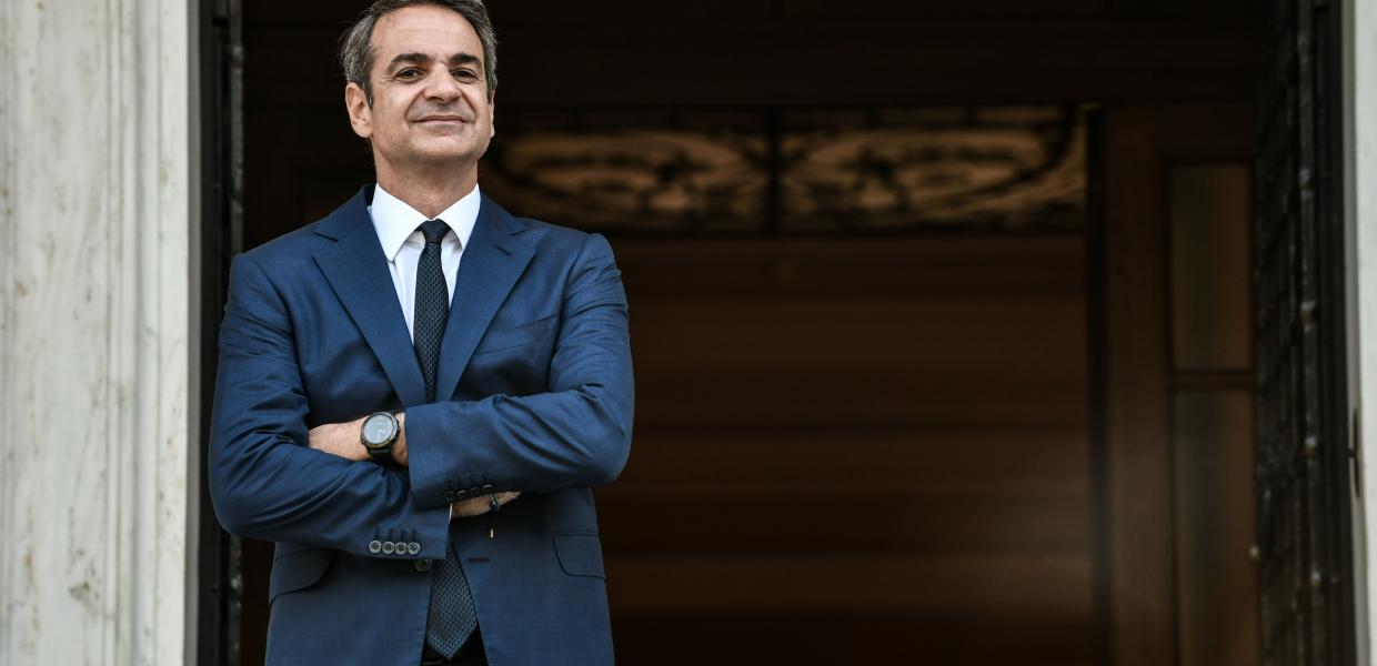 Ο Κυριάκος Μητσοτάκης στην είσοδο του Μαξίμου
