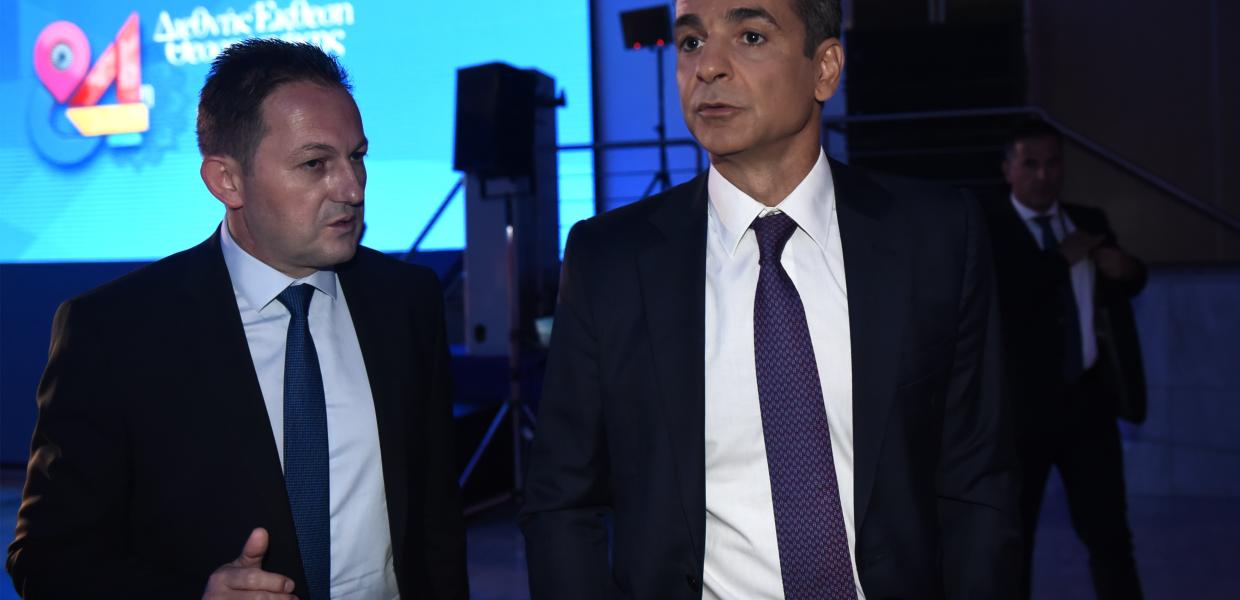 Στέλιος Πέτσας και Κυριάκος Μητσοτάκης