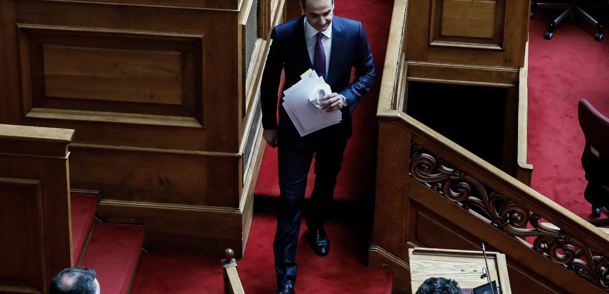 Ο Κυριάκος Μητσοτάκης στη Βουλή με έγγραφα