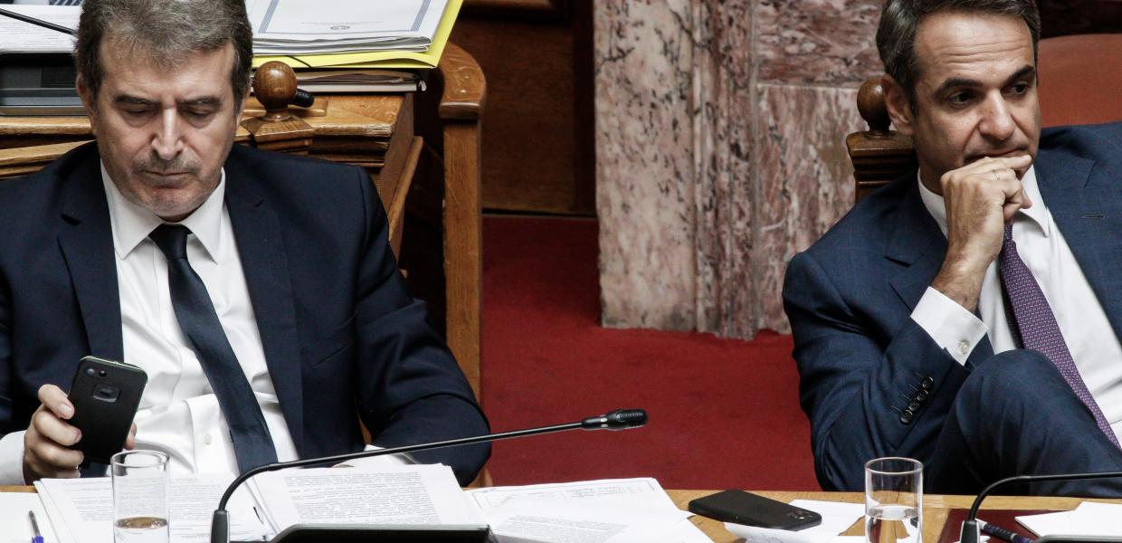 Κυριάκος Μητσοτάκης και Μιχάλης Χρυσοχοΐδης στη Βουλή