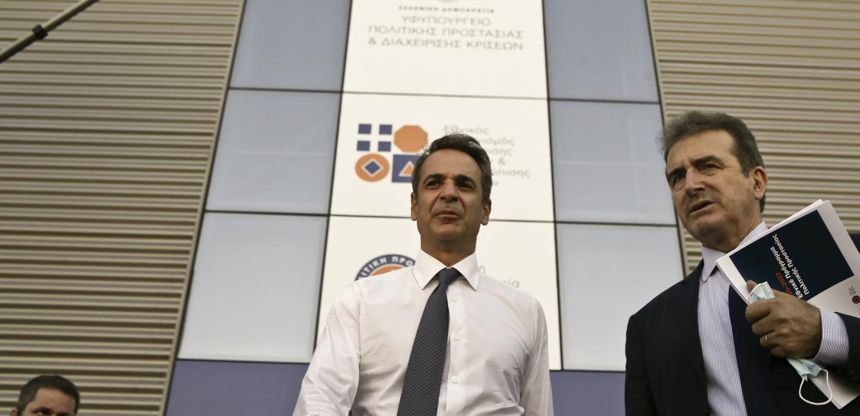 Κυριάκος Μητσοτάκης και Μιχάλης Χρυσοχοΐδης έξω από εμβολιαστικό κέντρο