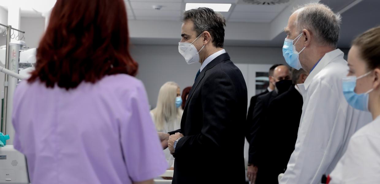 Ο Κυριάκος Μητσοτάκης κατά τη διάρκεια επίσκεψης στο νοσοκομείο ΚΑΤ