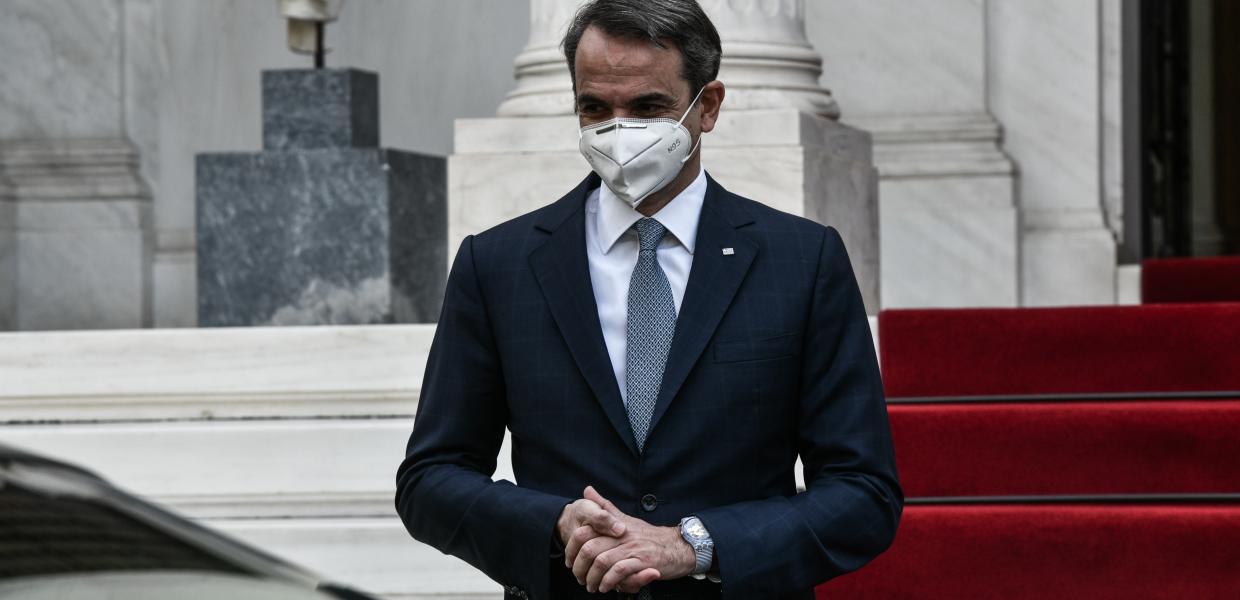 Ο Κυριάκος Μητσοτάκης βρίσκεται έξω από το Μέγαρο Μαξίμου