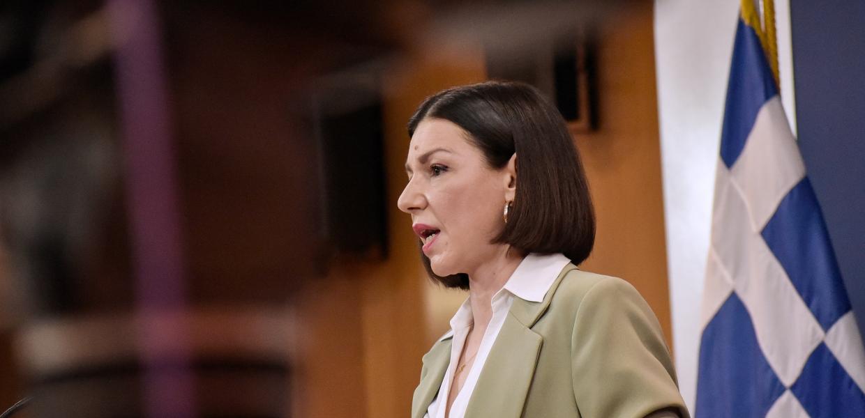 Η Αριστοτελία Πελώνη κατά τη διάρκεια ενημέρωσης των πολιτικών συντακτών
