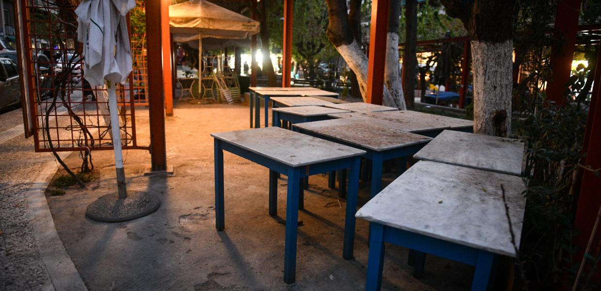 Τραπεζοκαθίσματα στην πλατεία Βαρνάβα