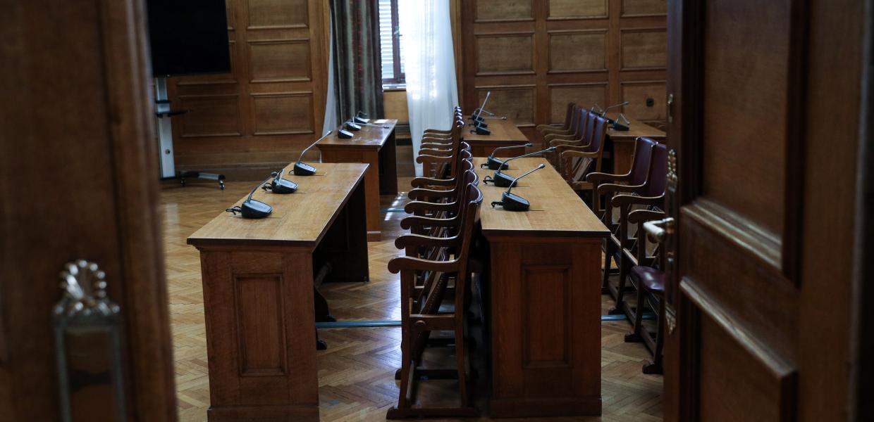 Άδεια έδρανα στην προανακριτική επιτροπή