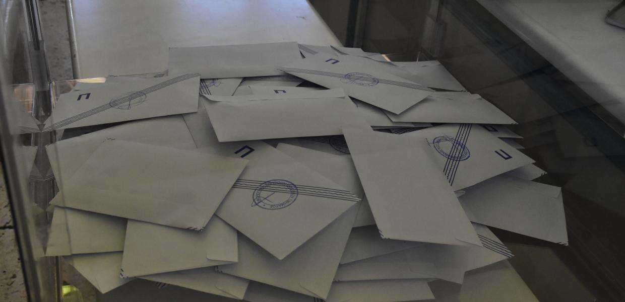 Ψηφοδέλτια μέσα σε κάλπη σε αυτοδιοικητικές εκλογές 