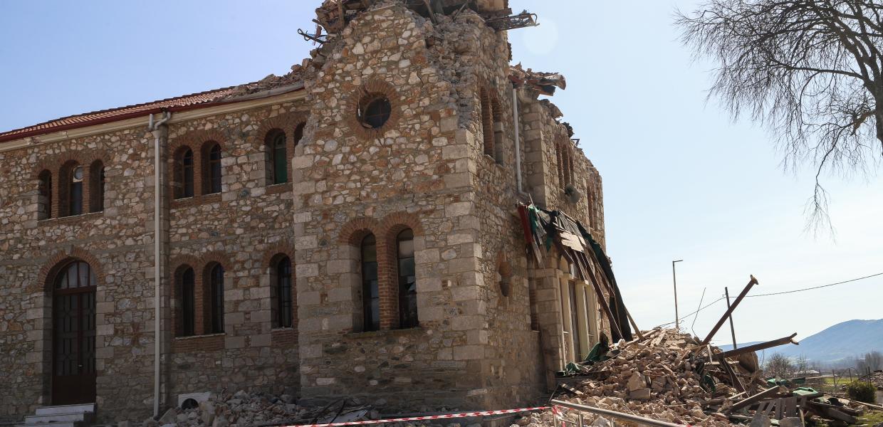 Κτίριο με καταστροφές από τον σεισμό στο Μεσοχώρι
