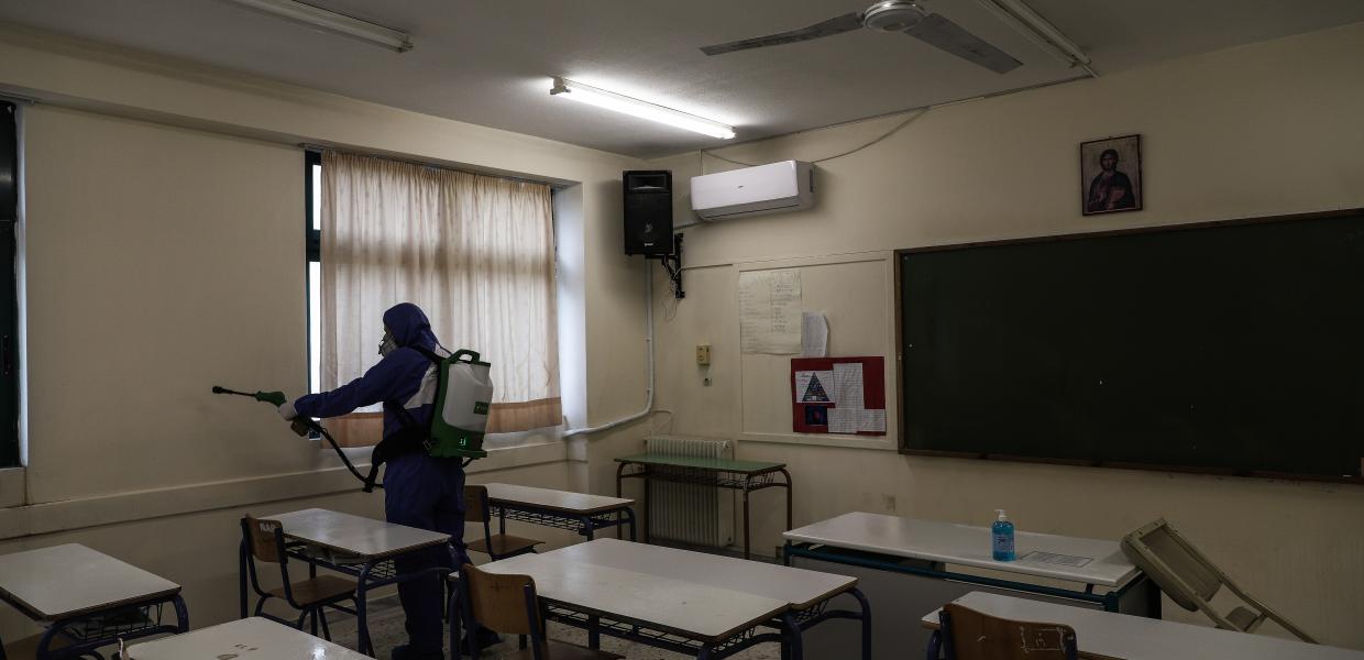 σχολείο κορωνοϊός τάξη απολύμανση