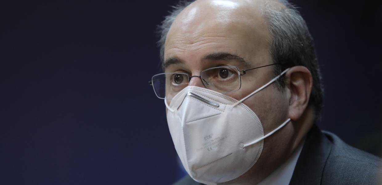 Ο Κωστής Χατζηδάκης με μάσκα