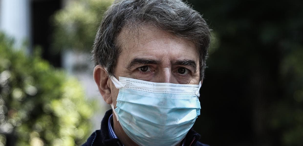 Ο Μιχάλης Χρυσοχοΐδης έξω από το Μέγαρο Μαξίμου