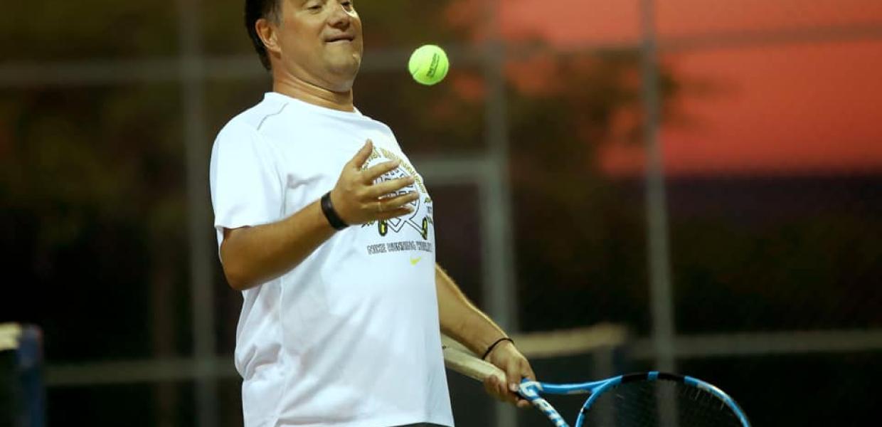 Ο Άδωνις Γεωργιάδης παίζει τένις