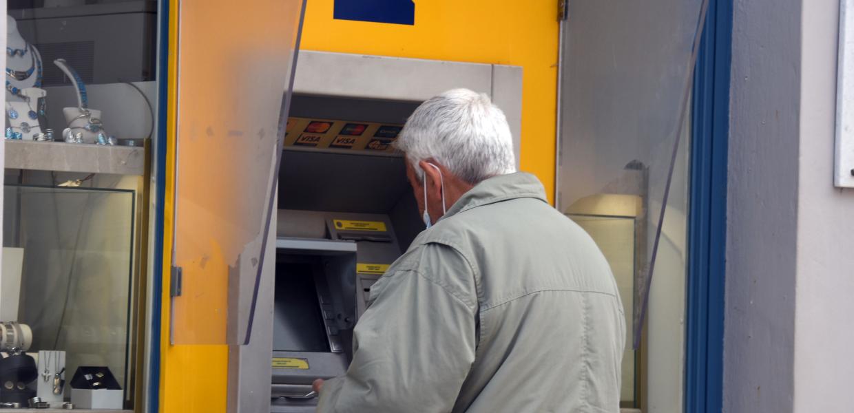 atm ατμ τραπεζα συνταξιούχος ηλικιωμένος
