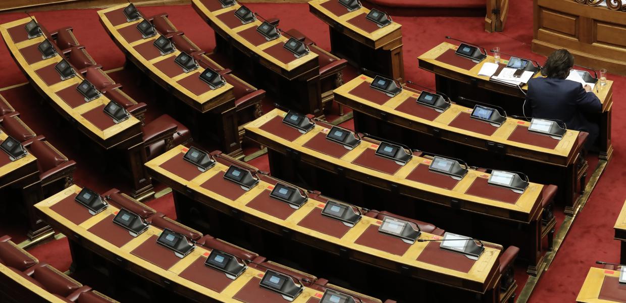 Άδεια έδρανα στη Βουλή