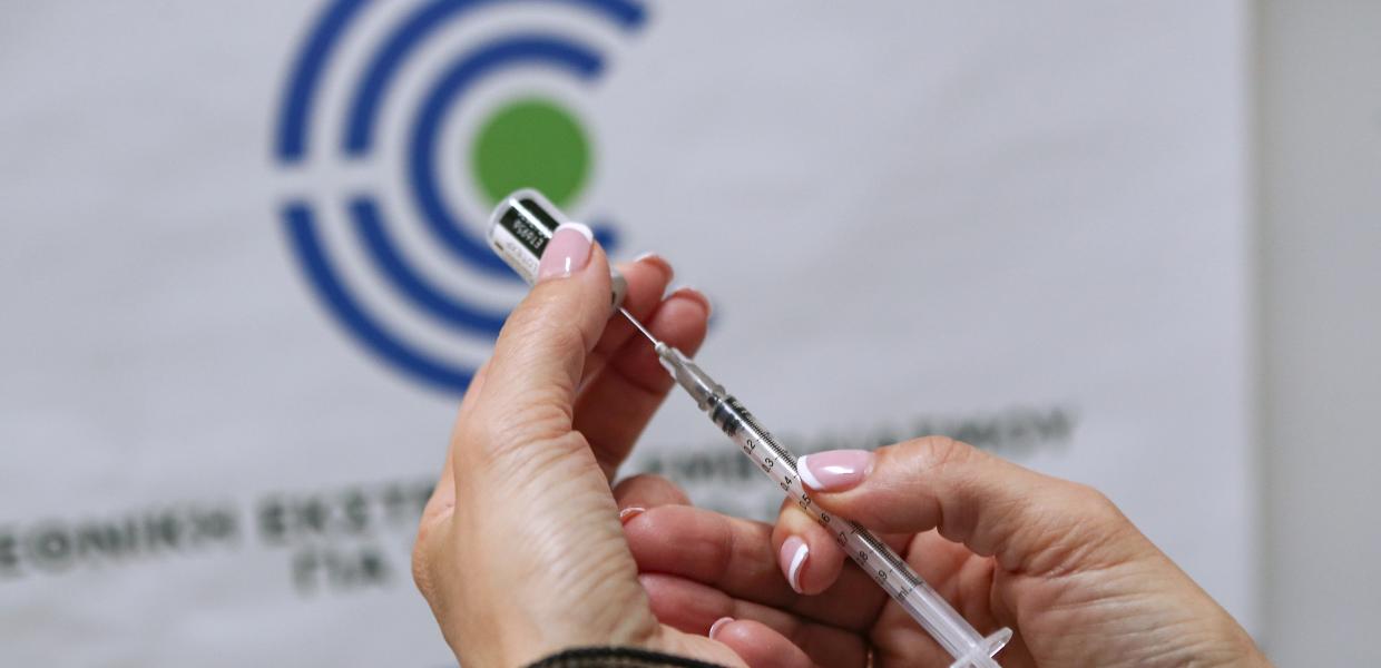 Δόση με εμβόλιο στο εμβολιαστικό κέντρο στη Βούλα