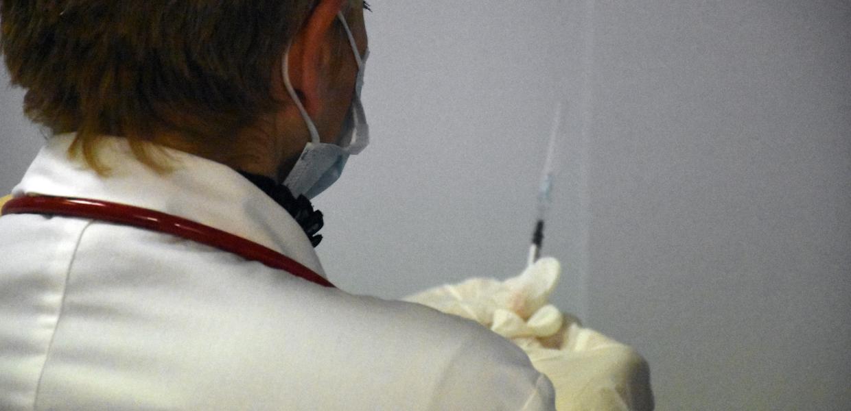 Υγειονομικός ετοιμάζεται να κάνει εμβόλιο