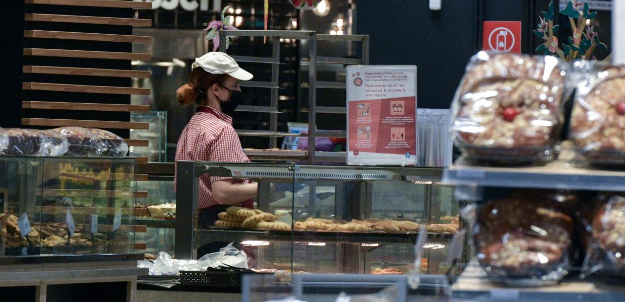 Εργαζόμενη σε σούπερ μάρκετ