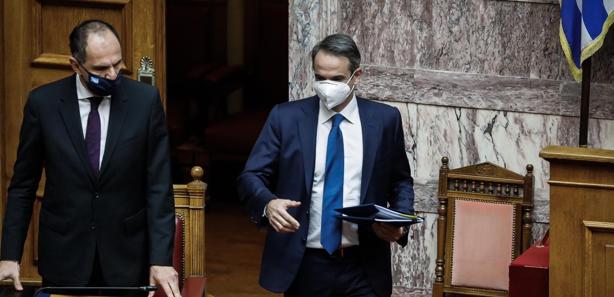 Γιώργος Γεραπετρίτης και Κυριάκος Μητσοτάκης στη Βουλή