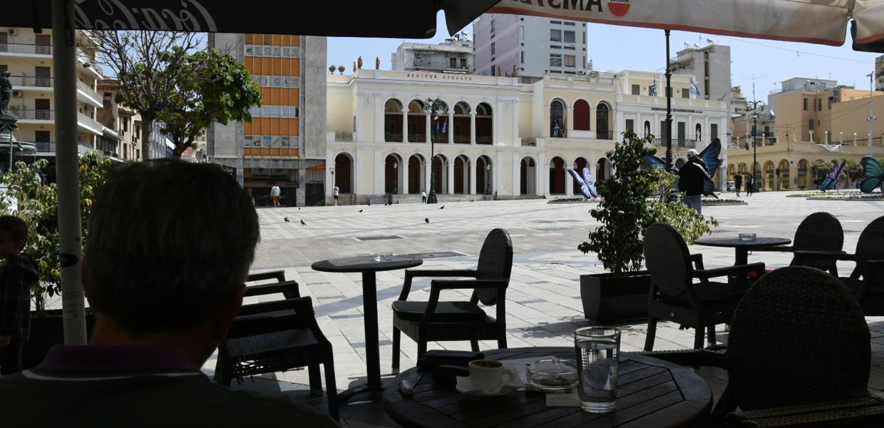 Τραπέζια σε κατάστημα εστίασης στη Θεσσαλονίκη